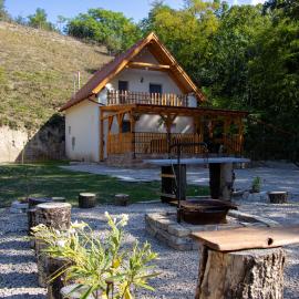 Forest Cottage 2024, hotel in Lábatlan