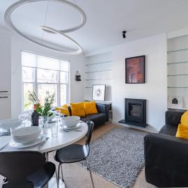 Swift Host - Sleeps 4 - Apartment - Great Location - Parking