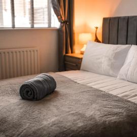 Detached Property With Secure Compound Parking, hotel u gradu Grimsbi