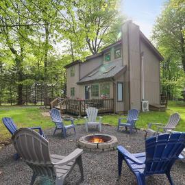 Dreamy Lake House - Fireplace, Firepit & Pet Friendly, Hotel in Pocono Lake