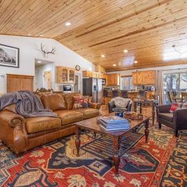 TimberWood Cabin- 3 Bdr - 2 Bth - Big Game room - Prime Location in Big Bear Lake, hotel a Big Bear Lake