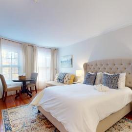 Large Private Room,Shared Bath, BU, Fenway, MBTA, hotel a Brookline