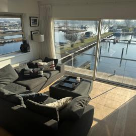 The Boathouse with boat – hotel w Aalsmeer