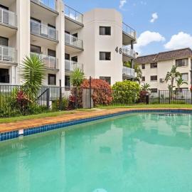 Beach Front Bliss - Luxurious 3 Bedroom Beachfront Apartment in Maroochydore, hotel in Maroochydore