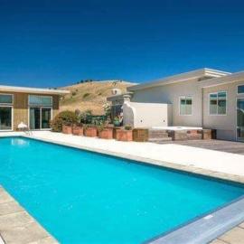 Cloudy Bay Suite in an 6-bedroom luxury villa, hotel sa Blenheim