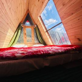 Skytouch cottage stargazing, hotel in Jibhi