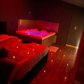 Love room villa rhôna avec jacuzzi, hôtel à Caderousse