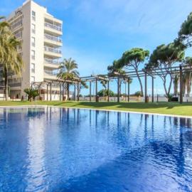 Beachfront Apartment with Pool and Garden S Abanell Blanes, hotel v destinaci Blanes