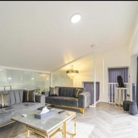 New Modern Stylish Villa Near City Centre Birmingham, with outdoor Hot Tub, khách sạn ở Birmingham