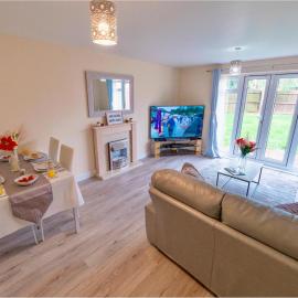 Cosy Home-Sleeps 5- Private Garden- Free Parking, hotel v destinaci Corby