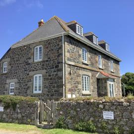 Haelarcher Farmhouse and Helicopter B&B โรงแรมในลิซาร์ด