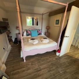 Prior Hall Farm Cottage - 3 bedroom luxury cottage in center of Malham, hotel v mestu Malham