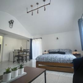 New luxurious and spacious guest suite in Banstead, hotel sa Banstead
