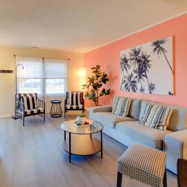 Walk to Atlantic Beach: Townhome w/ Patio!, hotel sa Atlantic Beach