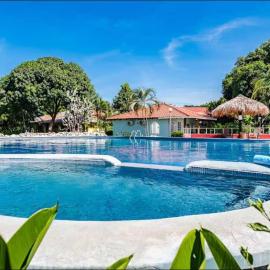 Couples Tropical Getaway with Pool, Playa Potrero, hotel a Potrero