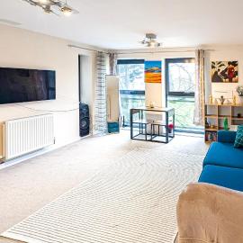 Modern - 1 Bed Flat in Bracknell - near airport