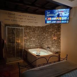 Le 10&10 SPA idromassaggio in camera Nepi VT，內皮的飯店