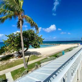 Oceanfront 3-BR Condo with Large Beachfront Terrace, hotel in Seven Mile Beach
