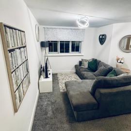 Modern 1 Bed Apartment Next to Mirfield Station Free Parking & Wi-FI