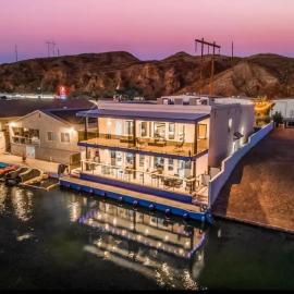 Chateau Bleu, Canal front Stunner, Private Dock, khách sạn ở Parker