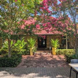 Mahogany Inn and Distillery, hotel i Mahogany Creek