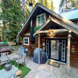 Cozy Yosemite Cabin with Hot Tub in the Pines, hotel in Fish Camp