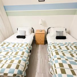 Spacious Luton Airport Accommodation - Perfect for Contractors, Families, Tourists & Long Stays, hotel u gradu 'Luton'