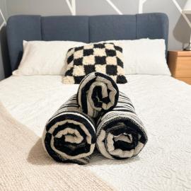 Spacious Luton Airport Accommodation - Perfect for Contractors, Families, Tourists & Long Stays, hotel v Lutone