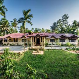 SaffronStays Calamondinn Bungalow - 5BR Colonial Heritage Home within Coffee Plantation in Coorg、Gonikoppalのホテル