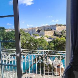 Marina View - Beautiful Seafront 2 Bedroom Apartment close to Valletta, hotell i Pietà