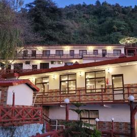 New Orange Tree Classic Fall in Mussoorie with pool & parking, hotel in Mussoorie