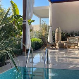 Green Coast beach villa with pool, hot tub & sauna, хотел в Паляса