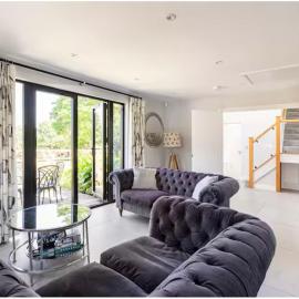 Modern 2 bed home in idyllic location sleeps 6 Superfast WiFi with onsite Gym, hotel in Stagsden