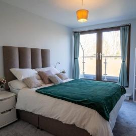 Surrey Hills Escape: Riverside Walks & Quick Links, hotel di Godalming