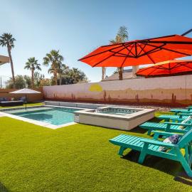 Spacious Yard, Sparkling Pool & Spa, Firepit, 9beds!