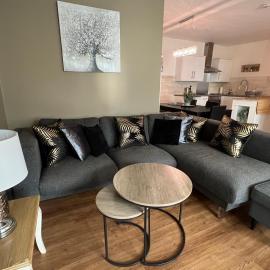 Edge of Glastonbury and Street - Large Ground Floor 3 BD With Parking, 4 Single and 1 Double Bed, hotel in Street
