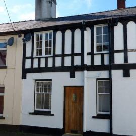 Charming newly renovated 3 bed cottage in Brecon town with private garden & pets welcome