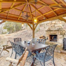 Private Boat Dock: Lakefront Cabin in Camdenton, hotel a Camdenton