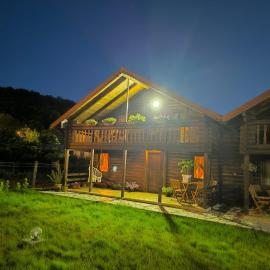 Wooden Lakeside Cottage, hotel u gradu Virpazar