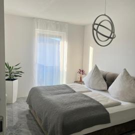 Haus-Villa 2-Zimmer Moderne Ferienwohnung in Wallersdorf-Haidlfing โรงแรมในWallersdorf