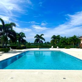 Dell's Exotic Haven, 2 bedrooms, 2 baths, pool, gym, hotel u gradu 'Mammee Bay'
