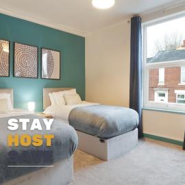 Spacious 3 Bed House, FREE Parking & Great for Groups - Hosted by Stay Host Save