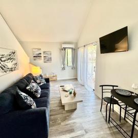 Modern Coastal Retreat Near the Beach and Golf - Sleeps 4, hotel in Edisto Beach