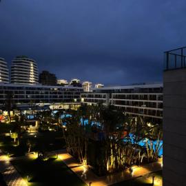 Courtyard Long Beach Resort، فندق في Iskele