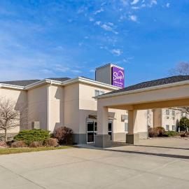 Sleep Inn & Suites Charles City، فندق في Charles City