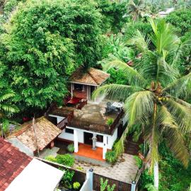 Hide Surf Hostel Madiha, hotel di Matara