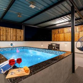 Serenity Skies Apartment with Pool by VEO - Part of StayVista, hotel din Nashik