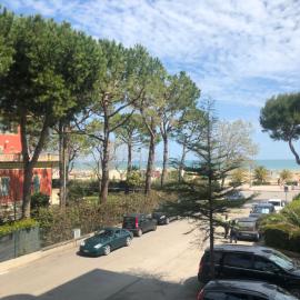 Recently Renovated Beachfront Retreat in Giulianova, hotel in Giulianova