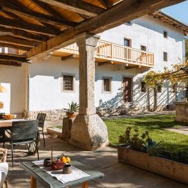 Vila Kobdilj 1835 Historic Homestead with Shared Courtyard, Hotel in Štanjel
