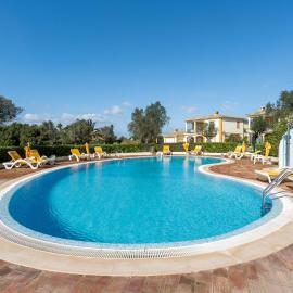1 BDR Flat With Pool - 125D Gramacho by LovelyStay, hotel i Estômbar